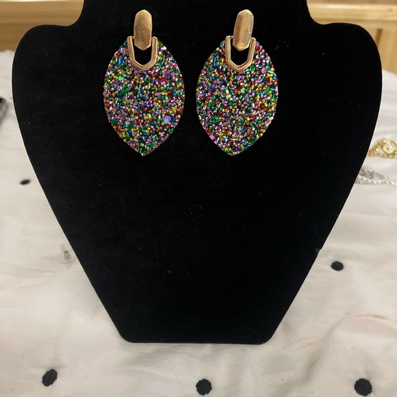 COPY - Statement earrings.Absolutely stunning sparkle earrings. Light weight. - Picture 1 of 7